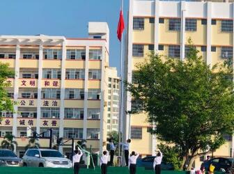 ?？谑辛x龍中學(xué)