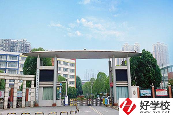 長沙博雅衛(wèi)生中等專業(yè)學(xué)校的學(xué)費(fèi)標(biāo)準(zhǔn)是多少？