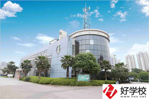 湘潭工貿(mào)中專有五年制大專班嗎？