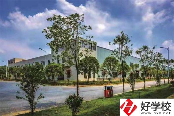 邵陽(yáng)紡織技工學(xué)校的地址在哪？到校有什么必帶物品？