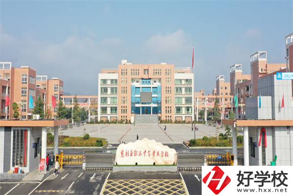 想在慈利學(xué)計(jì)算機(jī)類專業(yè)可以選擇哪所中專？