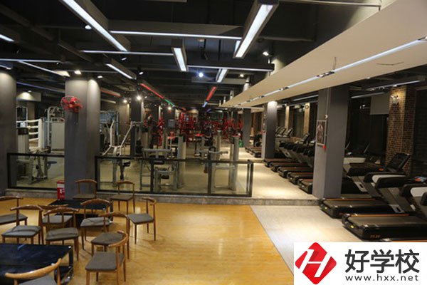 湖南懷化商業(yè)學(xué)校是中專嗎？學(xué)校環(huán)境好不好？