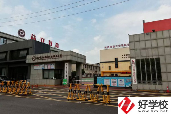 想報(bào)旅游服務(wù)與管理專業(yè)，推薦湖南的這所中職學(xué)校！