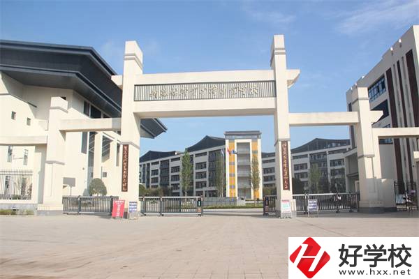 懷化市新晃縣職業(yè)中專(zhuān)的管理怎么樣？嚴(yán)格嗎？