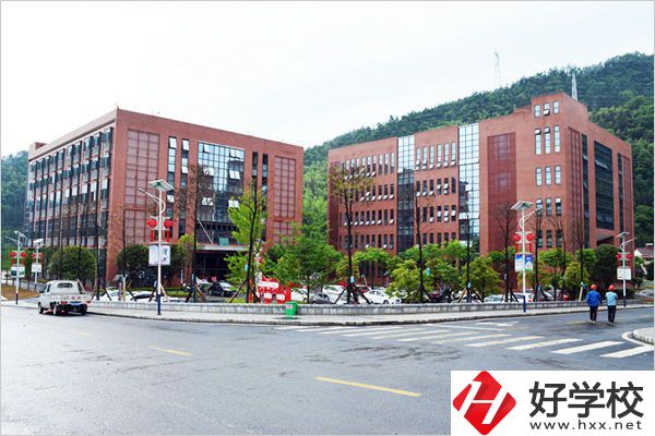 安化縣職業(yè)中專學(xué)校師資怎么樣？環(huán)境好不好？