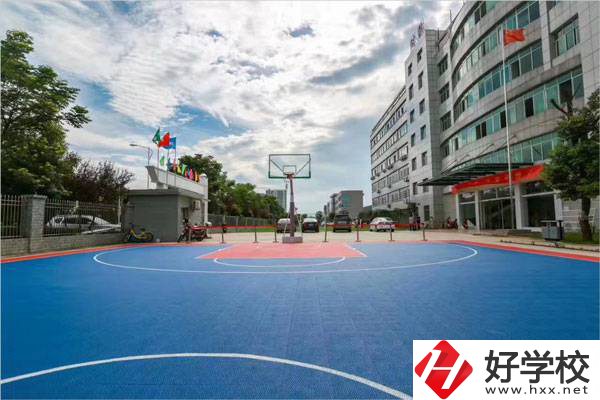 湘潭財經(jīng)職業(yè)技術(shù)學(xué)校是公辦的嗎？有什么特色？
