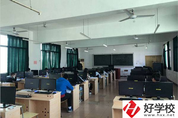 株洲鐵路機電職業(yè)技術(shù)學(xué)校實訓(xùn)室