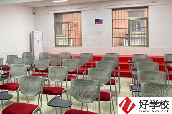 湖南長沙藝術(shù)學校實訓室