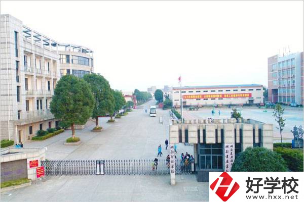 長(zhǎng)沙哪個(gè)技?？梢詫W(xué)服裝設(shè)計(jì)與制作專業(yè)？
