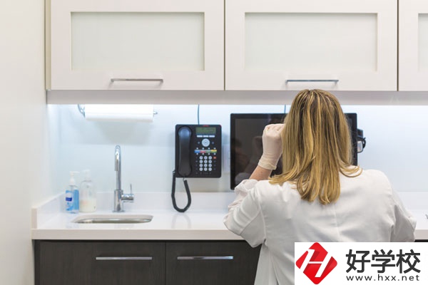 女生在衡陽(yáng)讀衛(wèi)校怎么樣？有前途嗎？