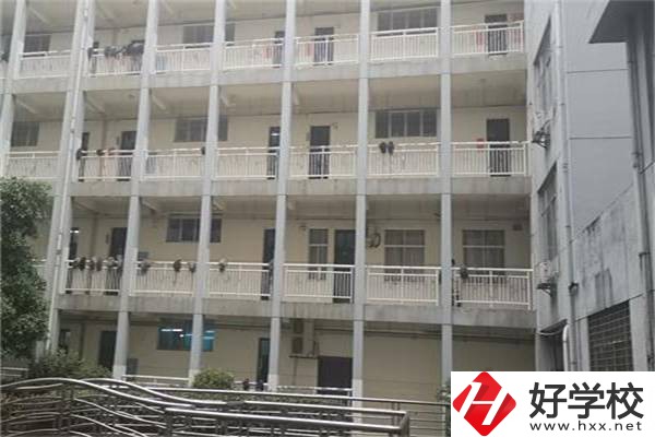 張家界有國家重點的中專學(xué)校嗎？學(xué)費(fèi)要多少？