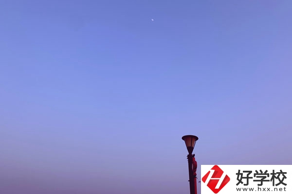 張家界旅游職業(yè)學校校園環(huán)境怎么樣？