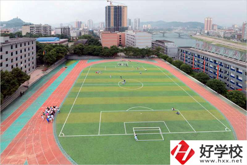 湖南省冷水江市技工學(xué)校專業(yè)收費(fèi)標(biāo)準(zhǔn)是什么？