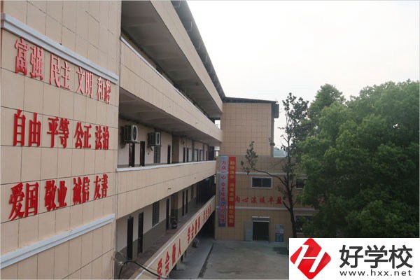 邵陽市創(chuàng)新職業(yè)技術(shù)學(xué)校的計(jì)算機(jī)平面設(shè)計(jì)專業(yè)特色如何？