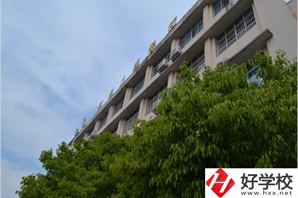 懷化文理學(xué)校是中專(zhuān)嗎？學(xué)費(fèi)情況怎么樣？