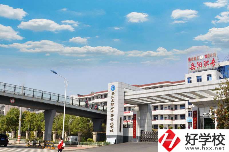 岳陽(yáng)有哪些中職學(xué)校開設(shè)了服裝設(shè)計(jì)與工藝專業(yè)？