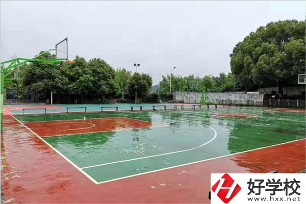 岳陽市網(wǎng)絡(luò)工程職業(yè)技術(shù)學(xué)校好不好？學(xué)校環(huán)境怎么樣？