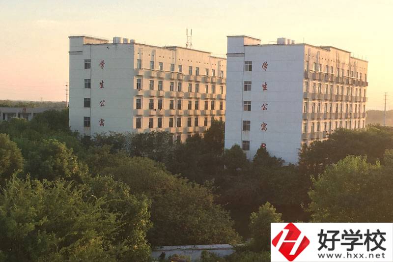湘潭科旺電腦職業(yè)中專的設施和管理怎么樣？