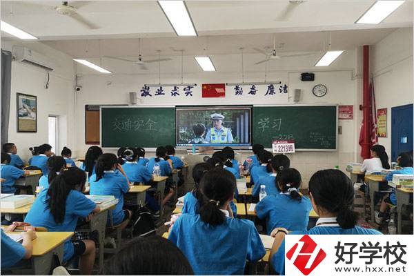 長沙財經(jīng)學校的學生要不要穿校服？