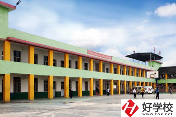 湘西州龍山縣誠(chéng)信職業(yè)技術(shù)學(xué)校的優(yōu)勢(shì)和特色是什么？