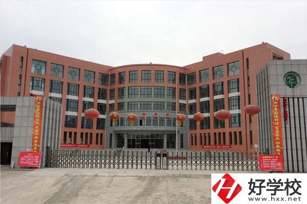 花垣縣職業(yè)高級(jí)中學(xué)大門(mén)