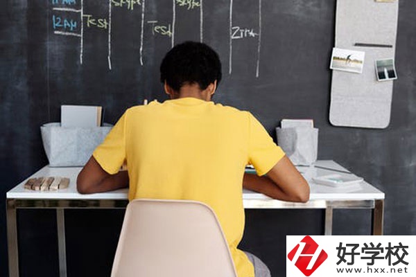 郴州有哪些公立的中專學(xué)校？專業(yè)有哪些？