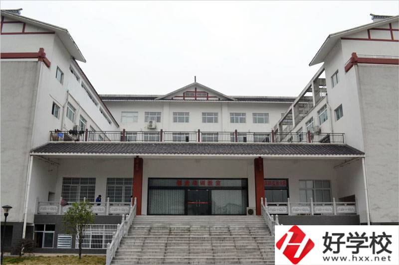 在張家界讀旅游管理專業(yè)，推薦哪所中職學(xué)校？