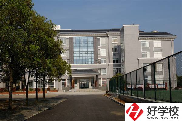 湘潭韶山職業(yè)中專學(xué)校在哪里？有高考班嗎？