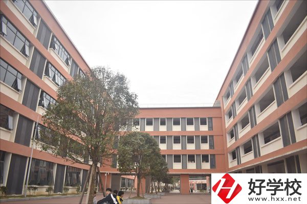 湘西龍山縣第一職業(yè)中學(xué)學(xué)校怎么樣？環(huán)境如何？