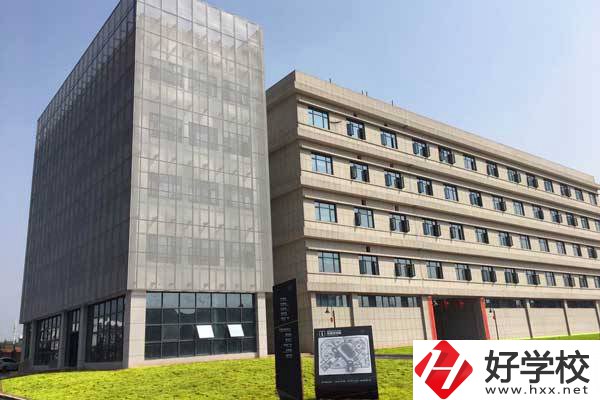 株洲市工業(yè)中等專業(yè)學(xué)校是公立的嗎？一年學(xué)費多少？