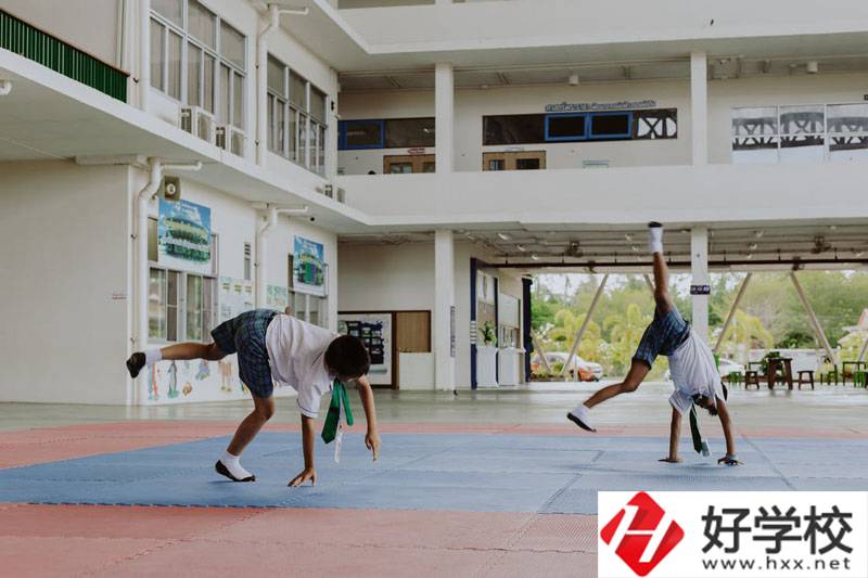 湖南護理學(xué)校是什么性質(zhì)的學(xué)校？是公辦的嗎？