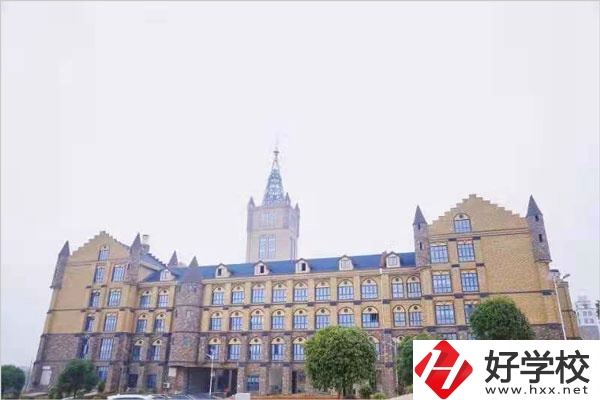 長沙市拔萃中等職業(yè)學校的特色專業(yè)有哪些？