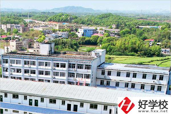 湘潭科技職校的學(xué)費(fèi)是多少？學(xué)校環(huán)境好嗎？