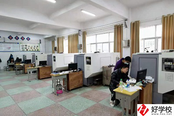 漣源市工貿(mào)職業(yè)中專學校辦學條件怎么樣？